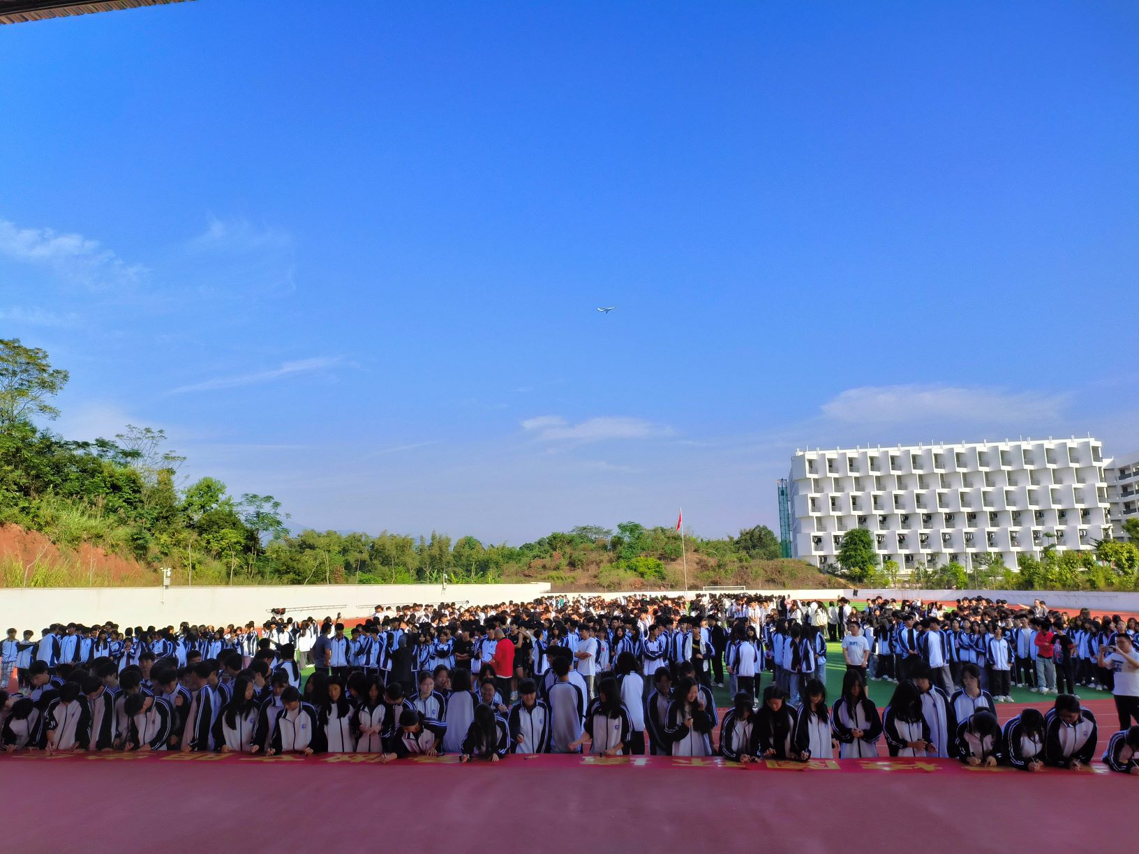 华体会手机平台-华体会（中国）开展＂爱护校园环境，共建文明校园＂主题活动签名仪式