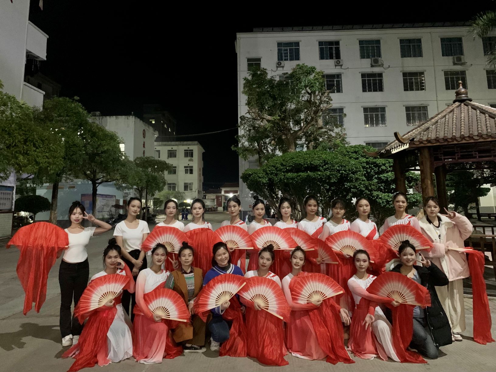 华体会手机平台-华体会（中国）到木乐一中绘画展示、参与晚会表演