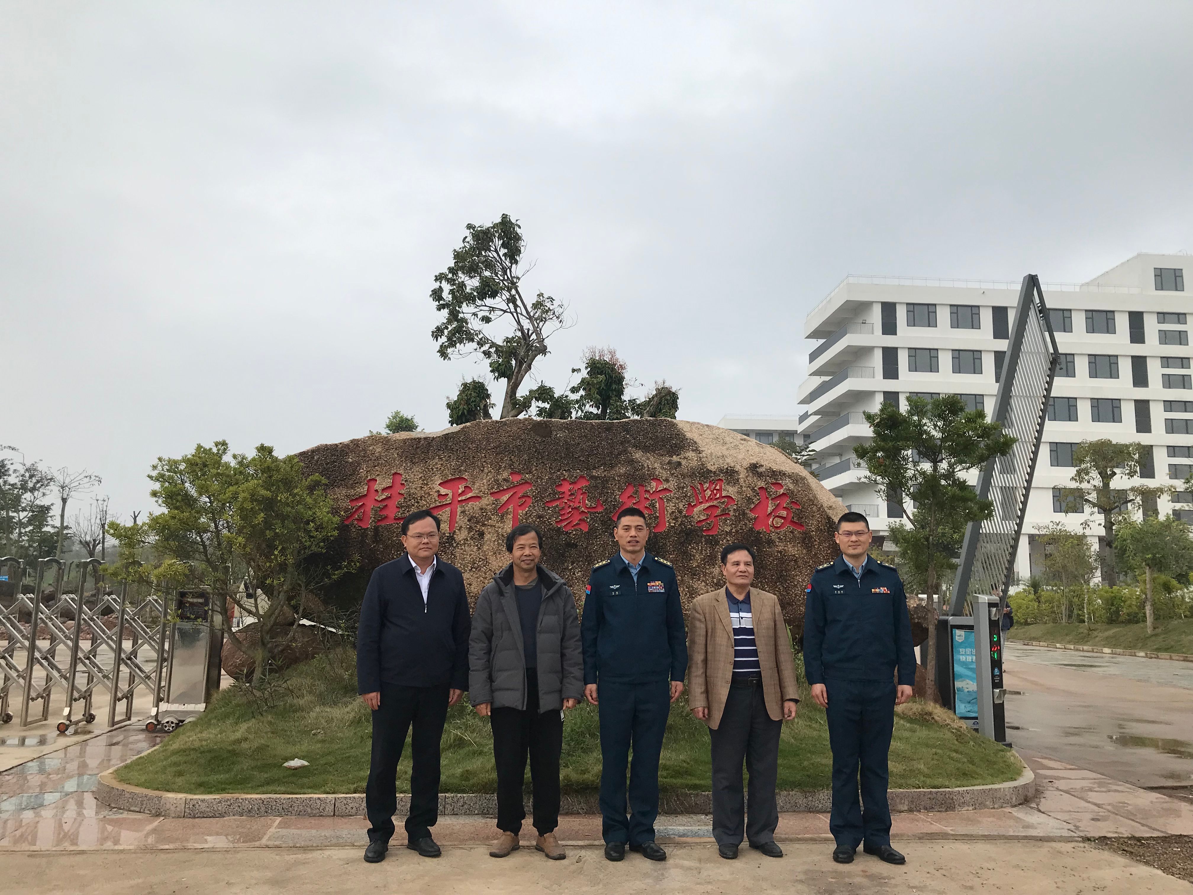 部队首长到我校指导工作丨 华体会手机平台-华体会（中国）  丨一方水土养育一代人。军民鱼水情，让我们的家园充满阳光、充满生机、充满希望！