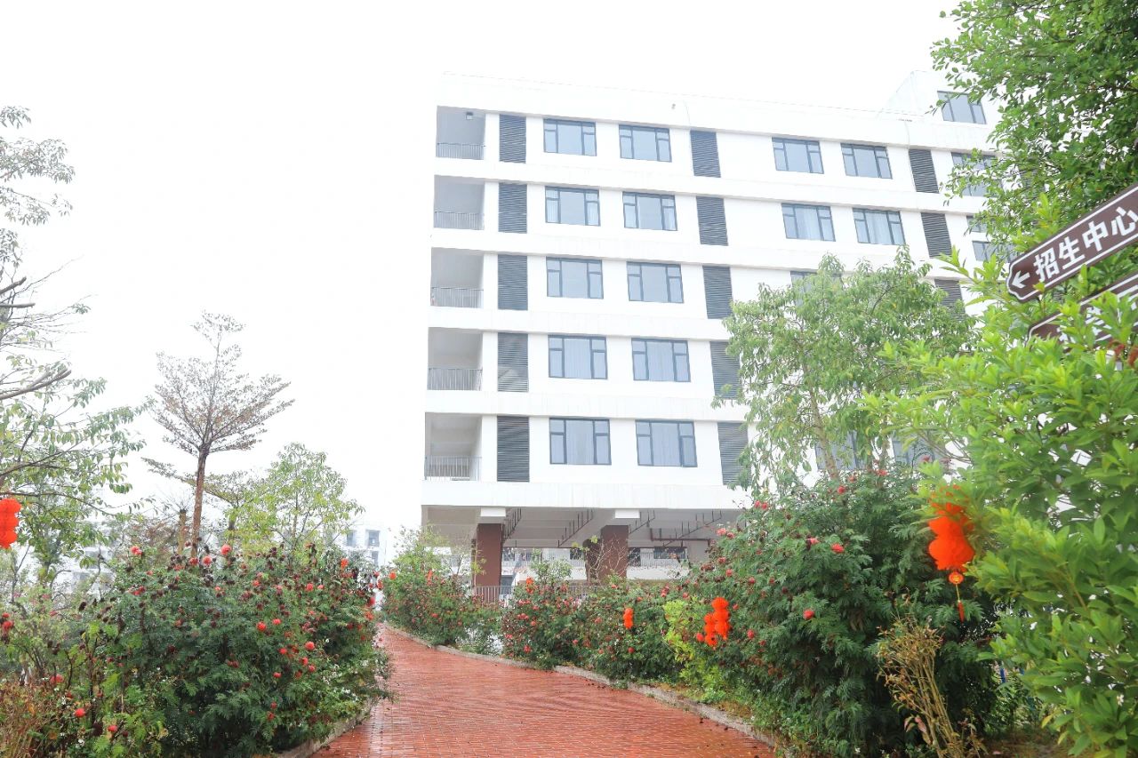 【红领浔州 铸魂育人】春日启新程，逐梦齐努力—华体会手机平台-华体会（中国）2025年春季期开学